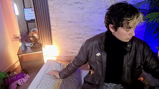 Snapshot of RedHood_1 chatting on March 12, 4:18 am RedHood 1 online show from March 12, 4:18 am