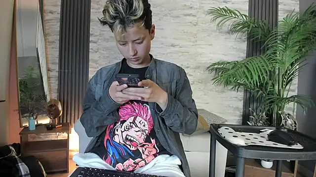 Snapshot of RedHood_1 chatting on March 28, 5:40 am RedHood 1 online show from March 28, 5:40 am