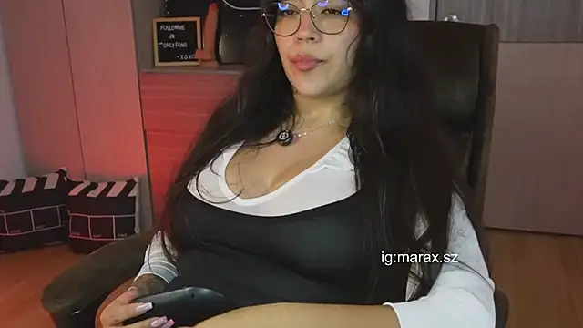 Snapshot of Mara_HugeAss chatting on March 29, 3:39 am Mara HugeAss online show from March 29, 3:39 am