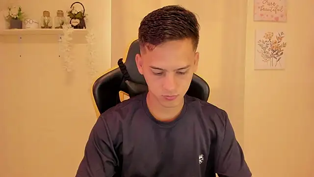 Snapshot of sexy_andres01 chatting on March 7, 1:30 pm sexy andres01 online show from March 7, 1:30 pm