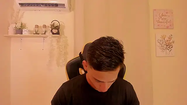 Snapshot of sexy_andres01 chatting on March 13, 5:03 am sexy andres01 online show from March 13, 5:03 am