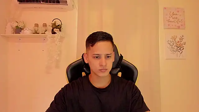 Snapshot of sexy_andres01 chatting on March 21, 1:26 pm sexy andres01 online show from March 21, 1:26 pm