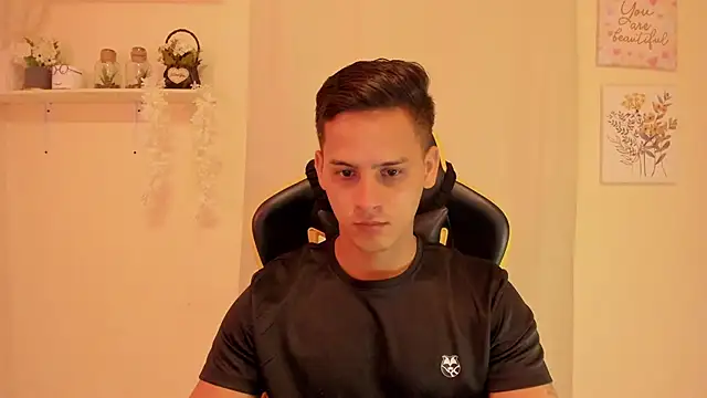 Snapshot of sexy_andres01 chatting on April 11, 3:00 am sexy andres01 online show from April 11, 3:00 am