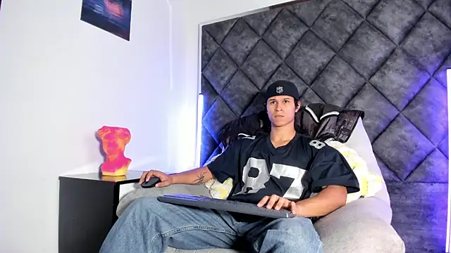 Snapshot of TonyBenedetti chatting on March 20, 10:42 am TonyBenedetti online show from March 20, 10:42 am