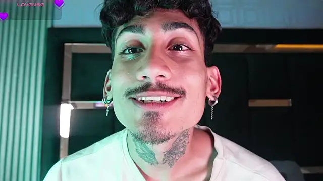 Snapshot of Dark_Eros_ chatting on March 29, 3:39 am Dark Eros online show from March 29, 3:39 am