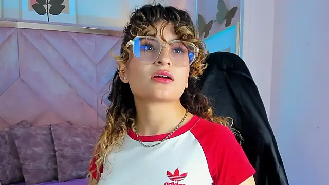 Snapshot of emilyjonesss_ chatting on March 13, 8:04 pm emilyjonesss online show from March 13, 8:04 pm