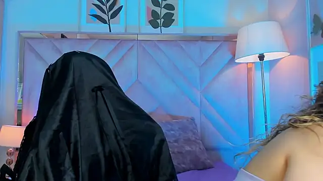 Snapshot of emilyjonesss_ chatting on March 17, 7:50 pm emilyjonesss online show from March 17, 7:50 pm