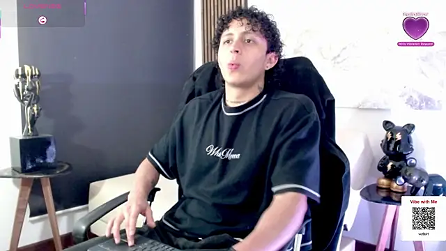 Snapshot of Jay_Taylor1_ chatting on March 13, 2:40 am Jay Taylor1 online show from March 13, 2:40 am