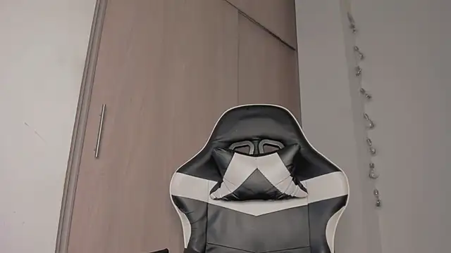 Snapshot of Axel__Blaze chatting on March 26, 12:22 pm Axel Blaze online show from March 26, 12:22 pm