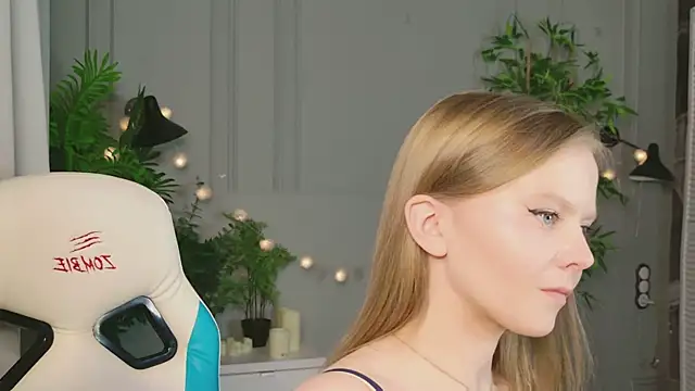 Snapshot of Sophie_Peach_ chatting on March 23, 2:32 pm Sophie Peach online show from March 23, 2:32 pm