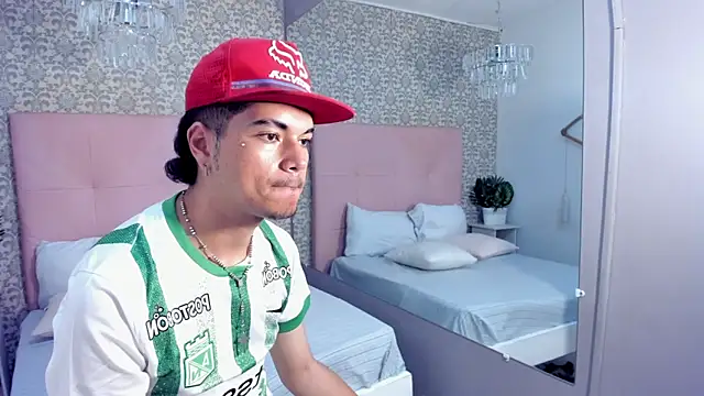Snapshot of Briian__ chatting on June 2, 7:38 pm Briian online show from June 2, 7:38 pm