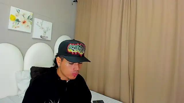 Snapshot of Briian__ chatting on June 7, 1:37 pm Briian online show from June 7, 1:37 pm
