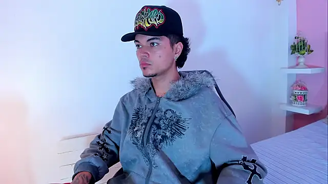 Snapshot of Briian__ chatting on June 11, 12:32 am Briian online show from June 11, 12:32 am