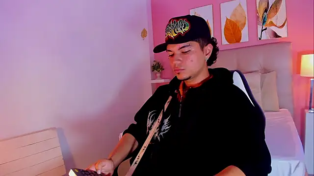 Snapshot of Briian__ chatting on June 11, 7:23 pm Briian online show from June 11, 7:23 pm
