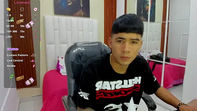Snapshot of Thiago_collinss chatting on April 22, 10:11 pm Thiago collinss online show from April 22, 10:11 pm