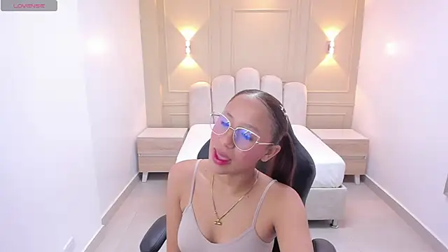 Snapshot of LESLYSIMPSON chatting on March 19, 7:51 pm LESLYSIMPSON online show from March 19, 7:51 pm