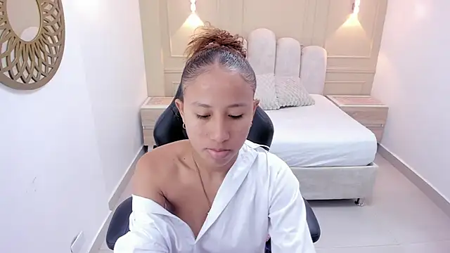 LESLYSIMPSON online show from June 11, 7:34 pm