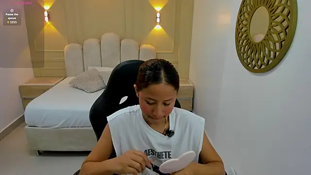 LESLYSIMPSON online show from June 19, 7:28 pm