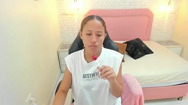 LESLYSIMPSON online show from June 30, 12:28 pm