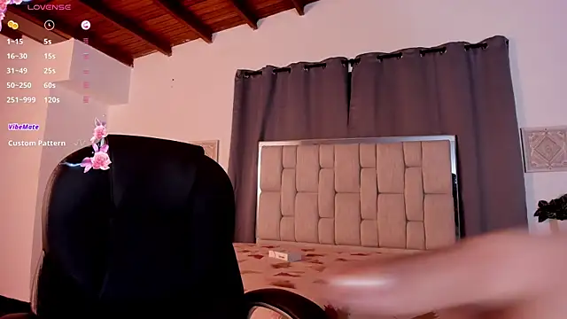 Snapshot of zafiro_ziz chatting on March 24, 2:44 pm zafiro ziz online show from March 24, 2:44 pm