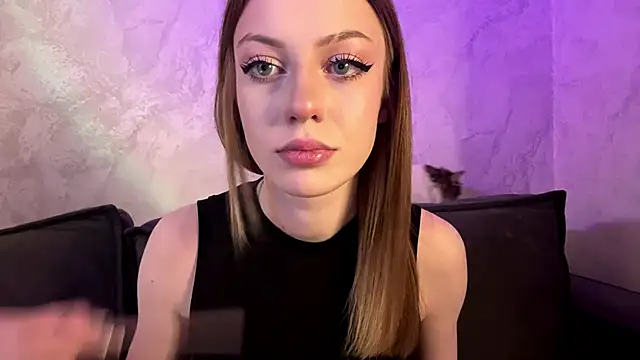 Snapshot of Rosalielue chatting on April 23, 8:00 pm Rosalielue online show from April 23, 8:00 pm