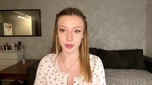Snapshot of Rosalielue chatting on June 20, 6:00 pm Rosalielue online show from June 20, 6:00 pm