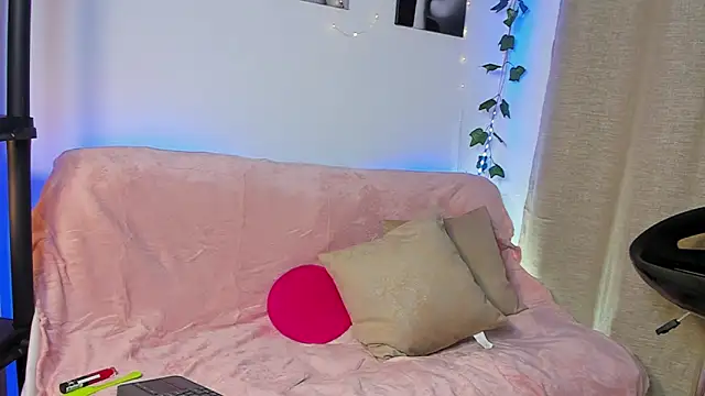 Snapshot of Rebeca_Marchetti chatting on March 14, 8:47 pm Rebeca Marchetti online show from March 14, 8:47 pm