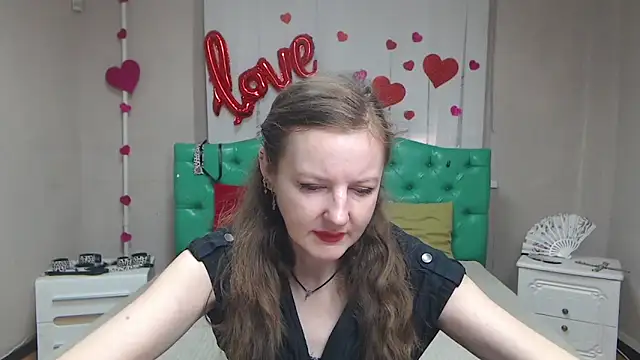 Snapshot of MeganPirs chatting on April 6, 5:08 am MeganPirs online show from April 6, 5:08 am