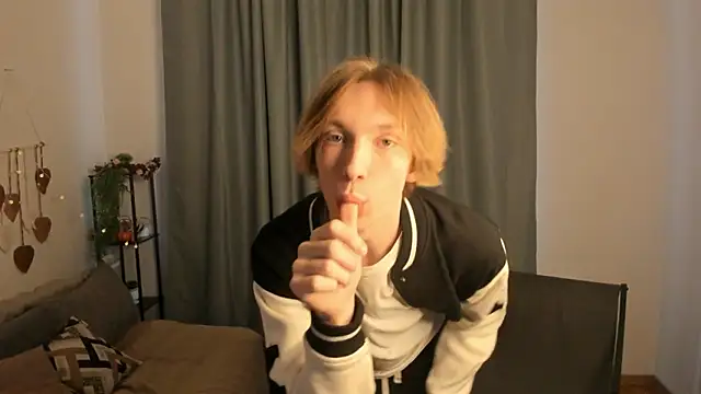 Snapshot of SilverFeral chatting on March 3, 5:13 am SilverFeral online show from March 3, 5:13 am