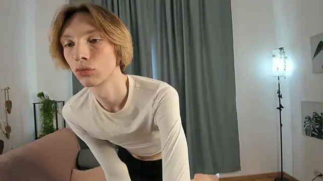 Snapshot of SilverFeral chatting on March 13, 5:47 am SilverFeral online show from March 13, 5:47 am