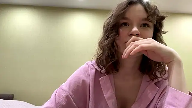 Snapshot of AliveCute chatting on March 9, 5:28 pm AliveCute online show from March 9, 5:28 pm