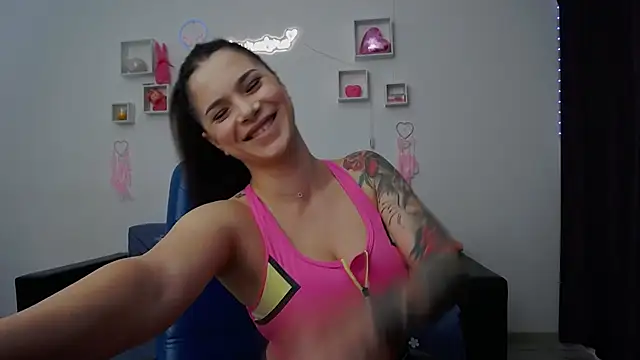 Snapshot of LauraLora3 chatting on April 7, 9:10 am LauraLora3 online show from April 7, 9:10 am