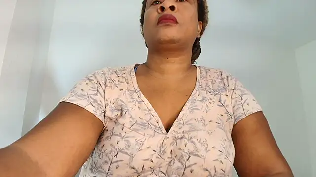 Snapshot of luxy_benet chatting on March 16, 9:24 am luxy benet online show from March 16, 9:24 am