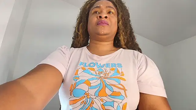 Snapshot of luxy_benet chatting on March 20, 8:08 am luxy benet online show from March 20, 8:08 am