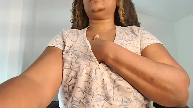 Snapshot of luxy_benet chatting on March 27, 9:21 am luxy benet online show from March 27, 9:21 am