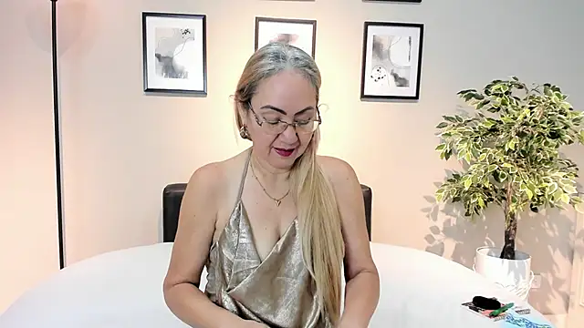 Snapshot of Victoria_Firee chatting on April 6, 12:06 pm Victoria Firee online show from April 6, 12:06 pm