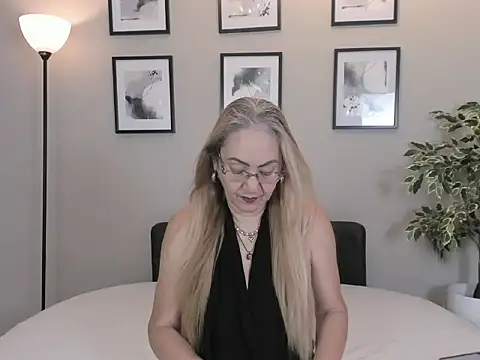 Snapshot of Victoria_Firee chatting on April 12, 12:21 pm Victoria Firee online show from April 12, 12:21 pm