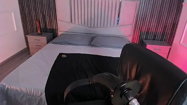 Snapshot of Emberrvelvet chatting on March 21, 8:19 am Emberrvelvet online show from March 21, 8:19 am