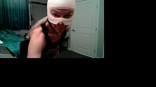 Snapshot of shadowpleasures4u chatting on May 18, 2:34 pm shadowpleasures4u online show from May 18, 2:34 pm