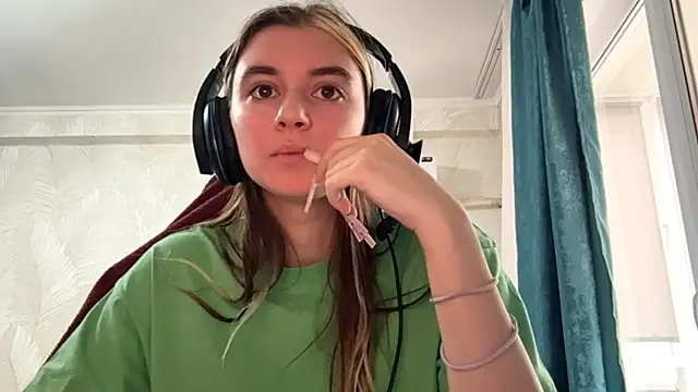 Snapshot of PluralPalaver chatting on March 3, 7:14 am PluralPalaver online show from March 3, 7:14 am