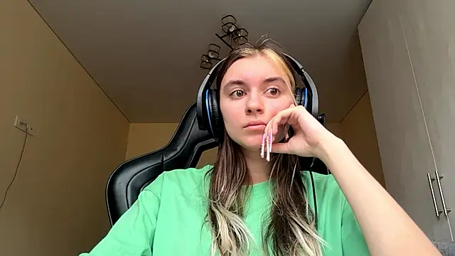 Snapshot of PluralPalaver chatting on March 16, 6:17 am PluralPalaver online show from March 16, 6:17 am