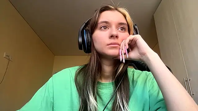 Snapshot of PluralPalaver chatting on March 17, 7:01 am PluralPalaver online show from March 17, 7:01 am