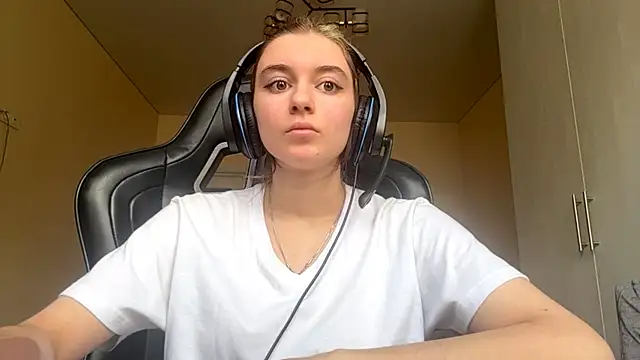 Snapshot of PluralPalaver chatting on March 23, 8:18 am PluralPalaver online show from March 23, 8:18 am