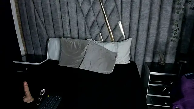 Snapshot of EmeelyMuller chatting on March 10, 4:06 am EmeelyMuller online show from March 10, 4:06 am