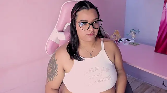 Snapshot of EmeelyMuller chatting on March 16, 6:06 am EmeelyMuller online show from March 16, 6:06 am