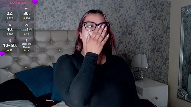 Snapshot of EmeelyMuller chatting on March 18, 5:43 am EmeelyMuller online show from March 18, 5:43 am