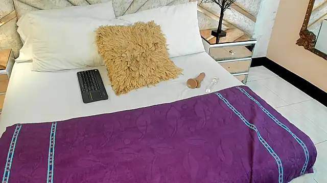 Snapshot of EmeelyMuller chatting on March 19, 4:05 am EmeelyMuller online show from March 19, 4:05 am