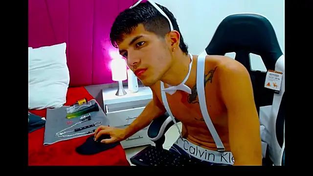 Snapshot of pipe_hot04 chatting on March 12, 2:18 am pipe hot04 online show from March 12, 2:18 am