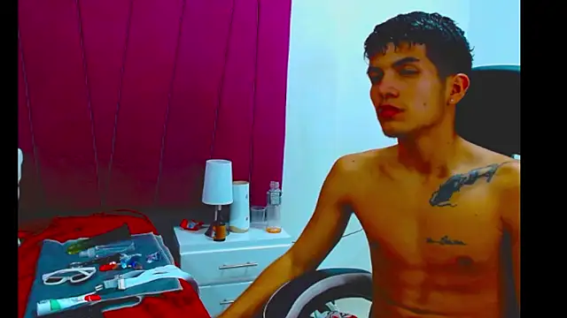 Snapshot of pipe_hot04 chatting on March 13, 2:07 am pipe hot04 online show from March 13, 2:07 am