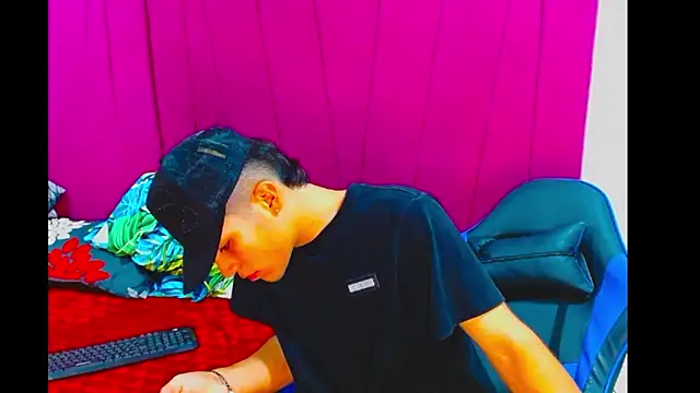 Snapshot of pipe_hot04 chatting on March 19, 3:10 am pipe hot04 online show from March 19, 3:10 am